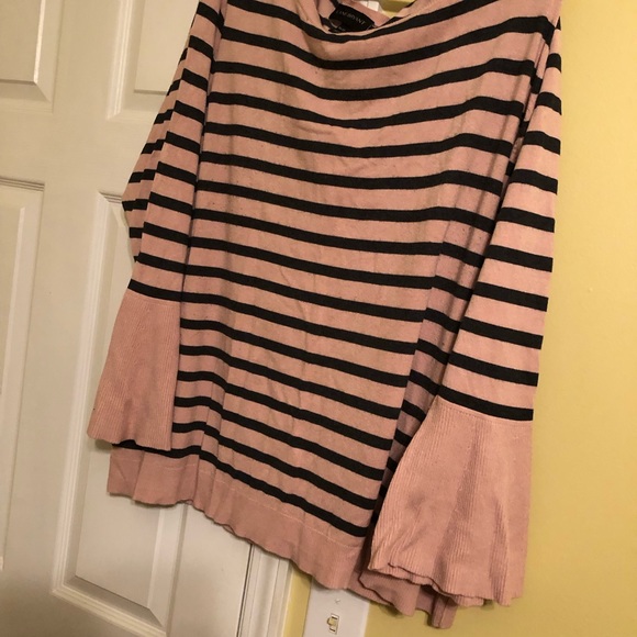 Super comfy sweater.  Flare bottom sleeves. - Picture 4 of 4